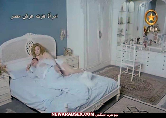 نادية الجندي بقميص نوم في السرير مع فاروق الفيشاوي