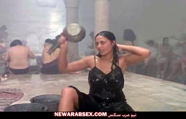 بنت تونسية تستحم